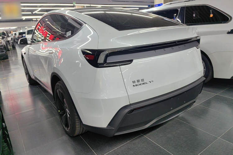 Tesla Model Y 2026 car image #7
