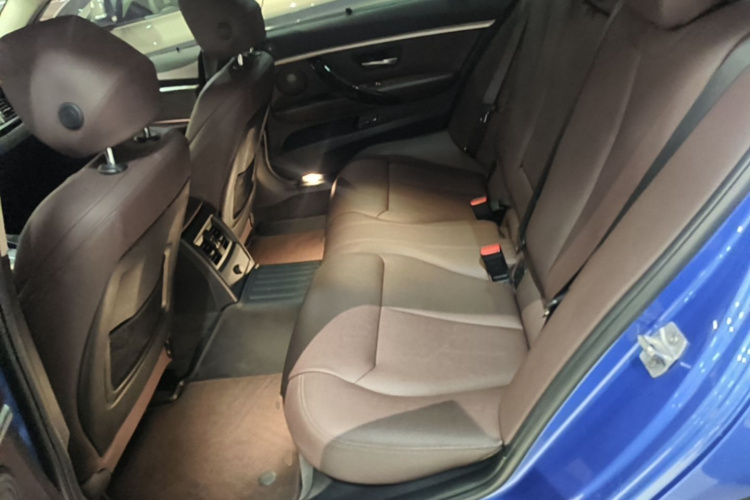 BMW 3 Series 2019 car image #17