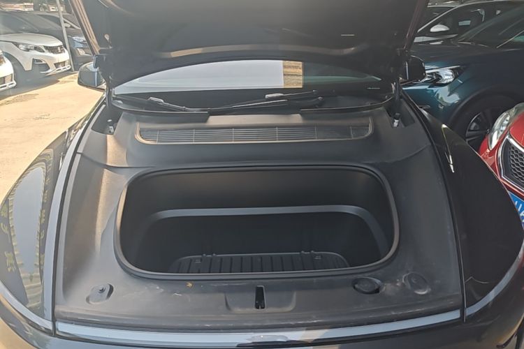 Tesla Model Y 2025 car image #20