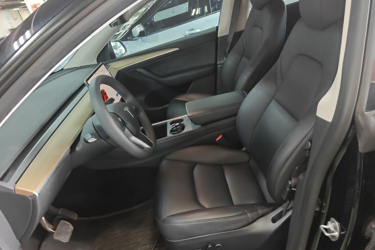 Tesla Model Y 2023 car image #15