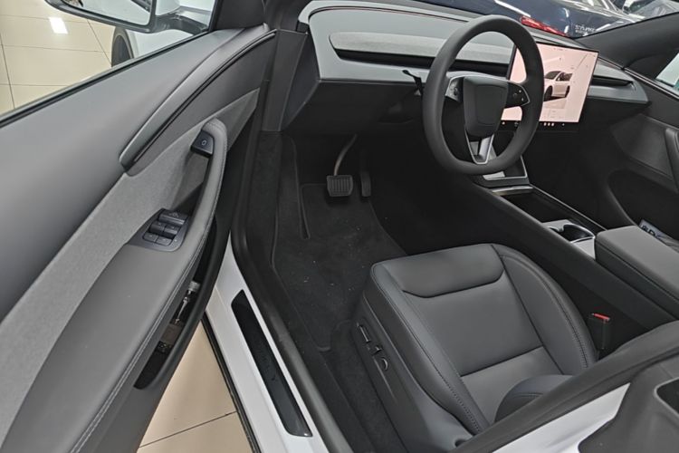 Tesla Model Y 2026 #16 Tesla Model Y 2026 car image #16