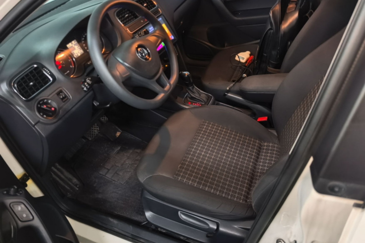 Volkswagen Polo 2015 car image #15