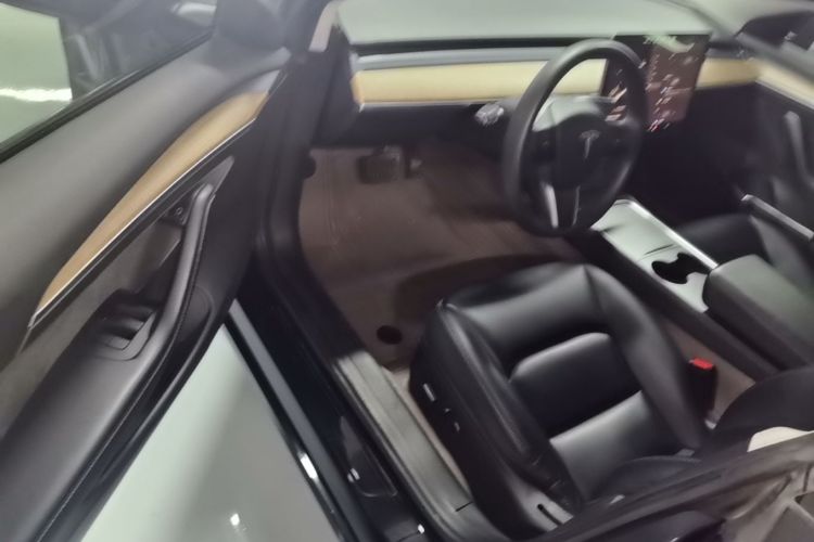 Tesla Model 3 2023 car image #16
