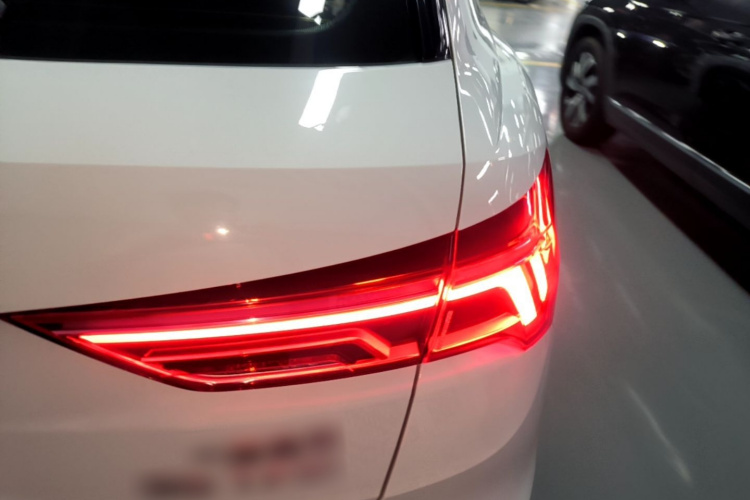 Audi Q3 2021 car image #8