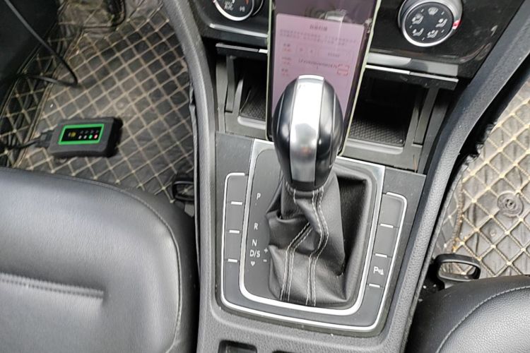 Volkswagen Golf 2017 car image #14