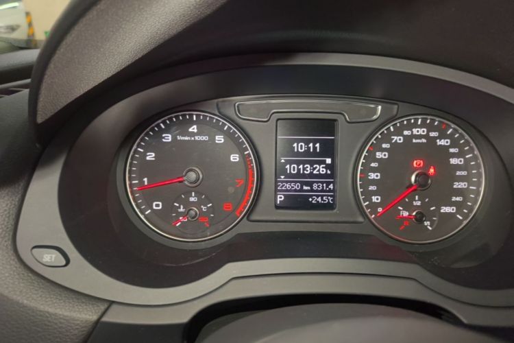 Audi Q3 2017 car image #12