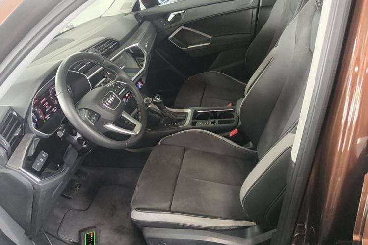 Audi Q3 2019 car image #19