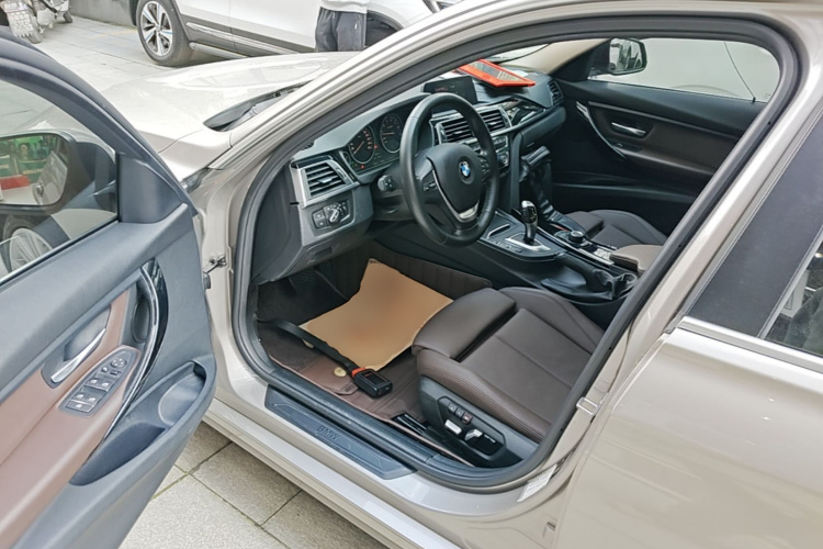 BMW 3 Series 2018 car image #16