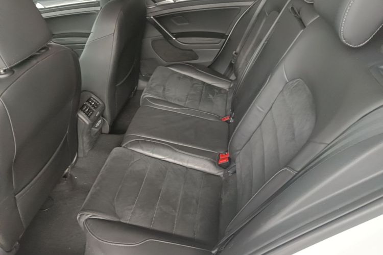 Volkswagen Golf 2019 car image #13