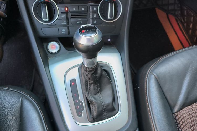 Audi Q3 2018 car image #16