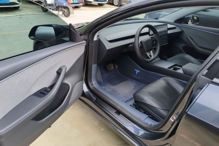 Tesla Model 3 2025 car image #16
