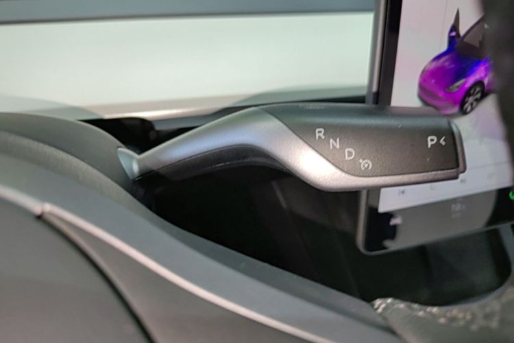 Tesla Model Y 2023 car image #14