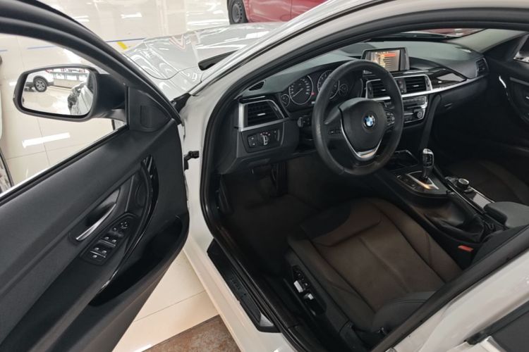 BMW 3 Series 2017 car image #16
