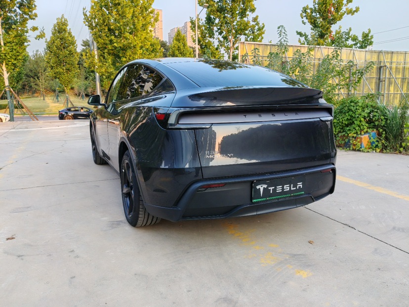 Tesla Model Y 2025 #4 Tesla Model Y 2025 car image #4