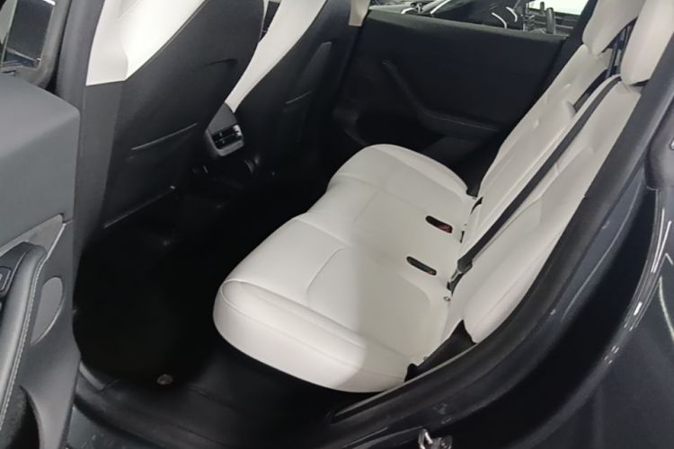 Tesla Model Y 2023 car image #17