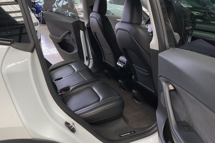 Tesla Model Y 2024 immagine di auto #12