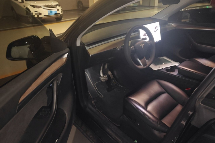 Tesla Model Y 2022 car image #9