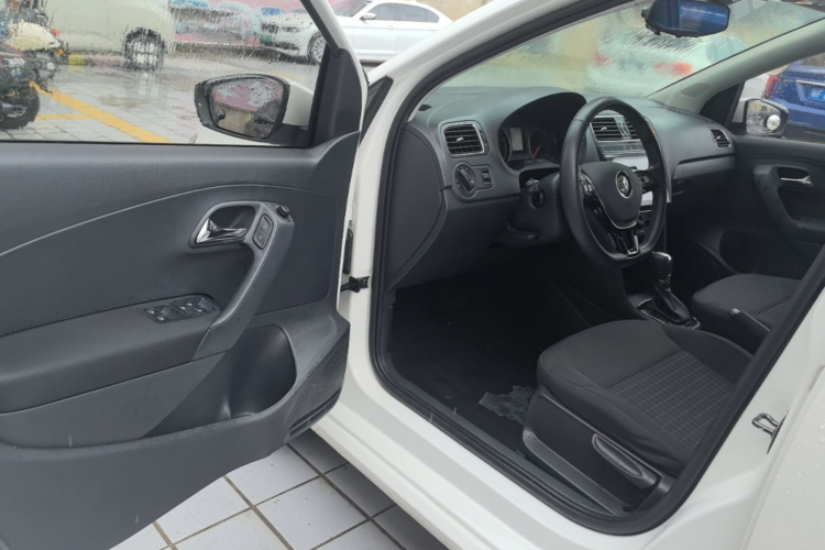 Volkswagen Polo 2018 car image #16