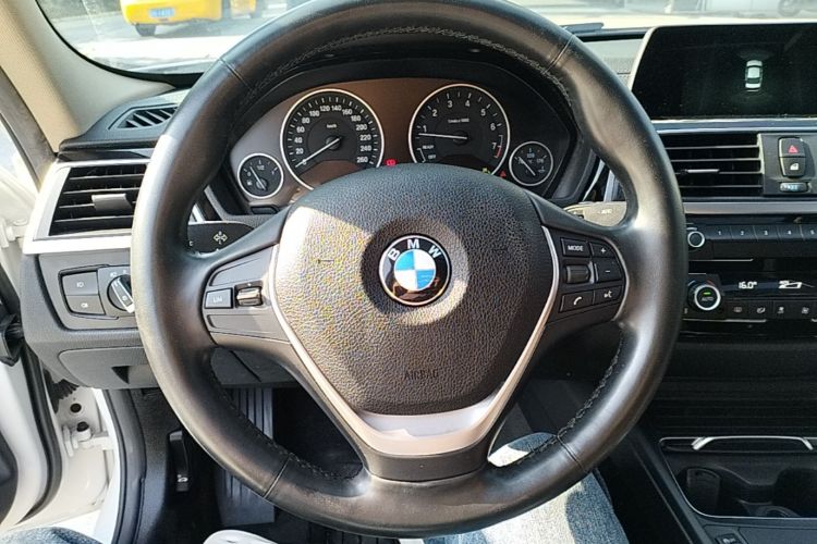 BMW 3 Series 2018 car image #11