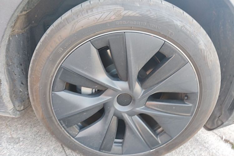 Tesla Model Y 2025 car image #9