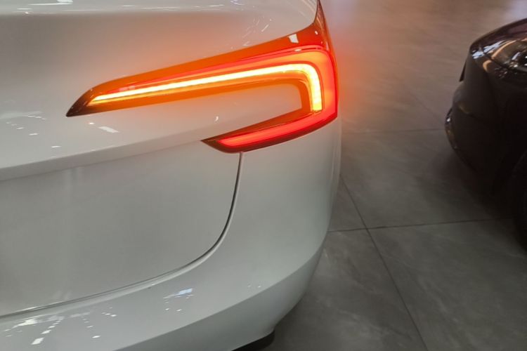 Tesla Model 3 2025 car image #8