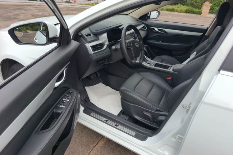 GEELY Emgrand 2019 car image #16