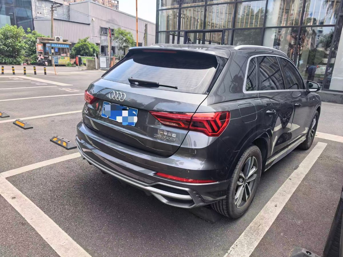 Audi Q3 2023 car image #4
