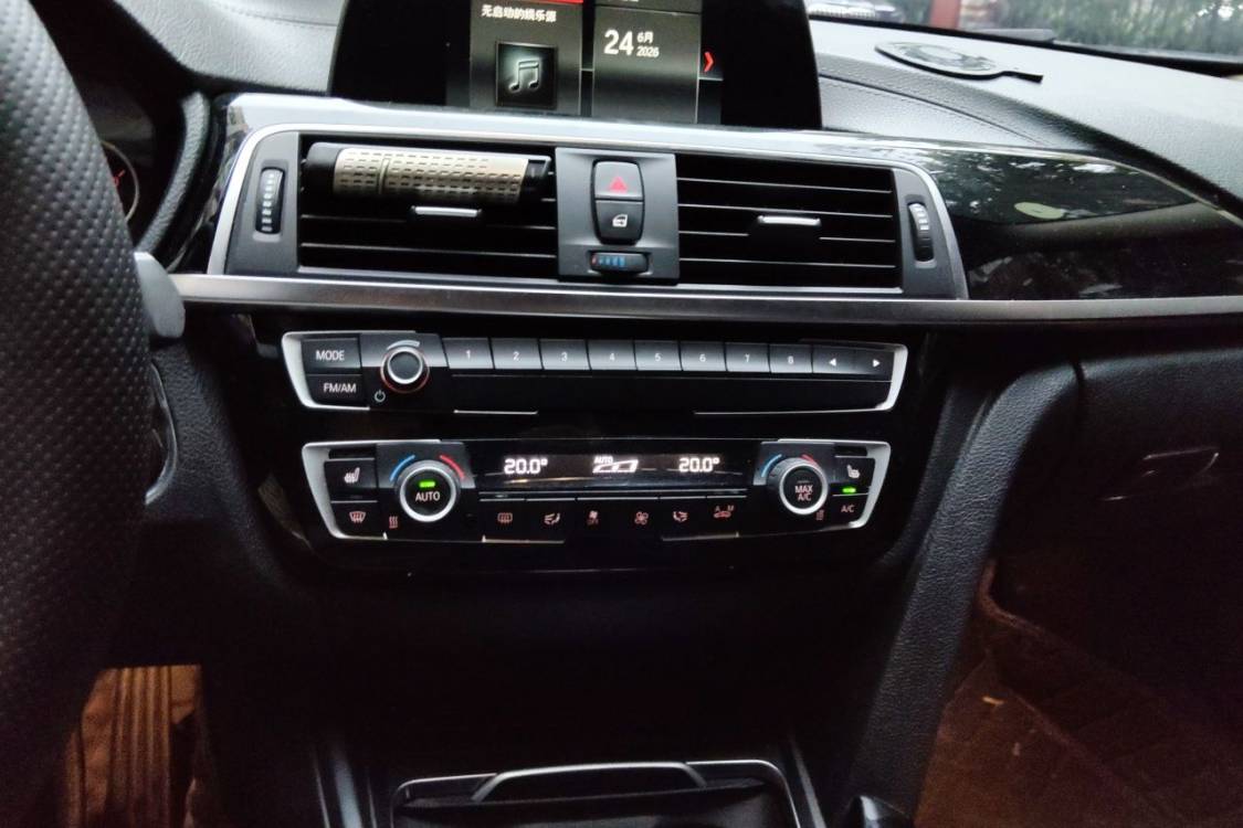 BMW 3 Series 2018 car image #28