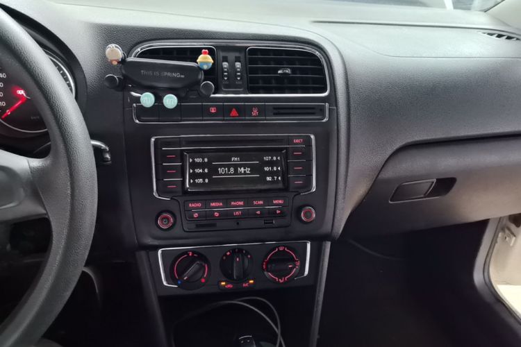 Volkswagen Polo 2015 #13 Volkswagen Polo 2015 car image #13