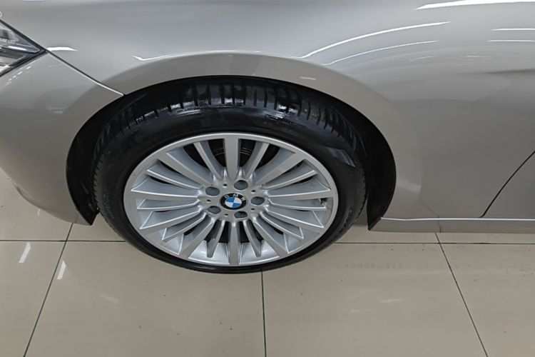 BMW 3 Series 2018 car image #9