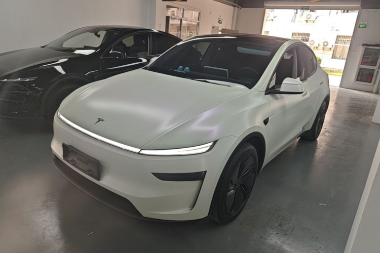 Tesla Model Y 2025 #2 Tesla Model Y 2025 car image #2