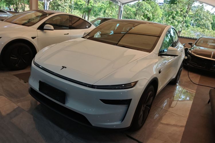 Tesla Model Y 2026 #2 Tesla Model Y 2026 car image #2