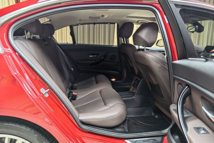 BMW 3 Series 2018 car image #12