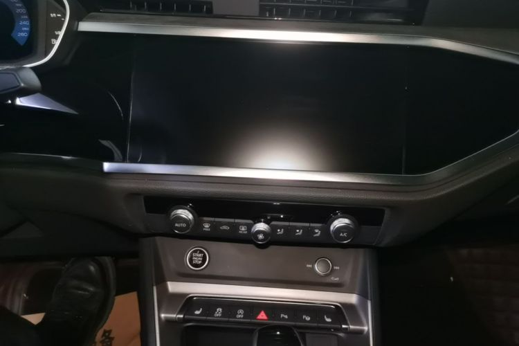 Audi Q3 2021 car image #13