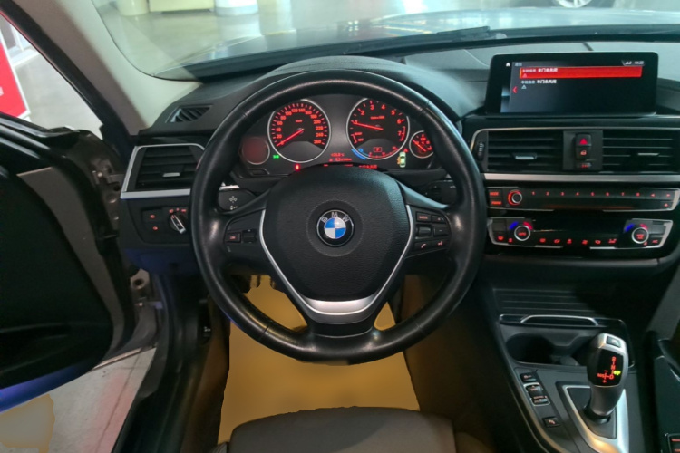 BMW 3 Series 2019 car image #11