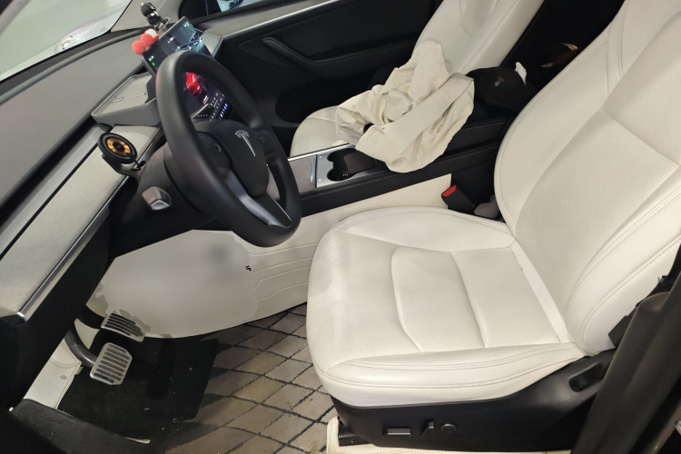 Tesla Model Y 2023 car image #15