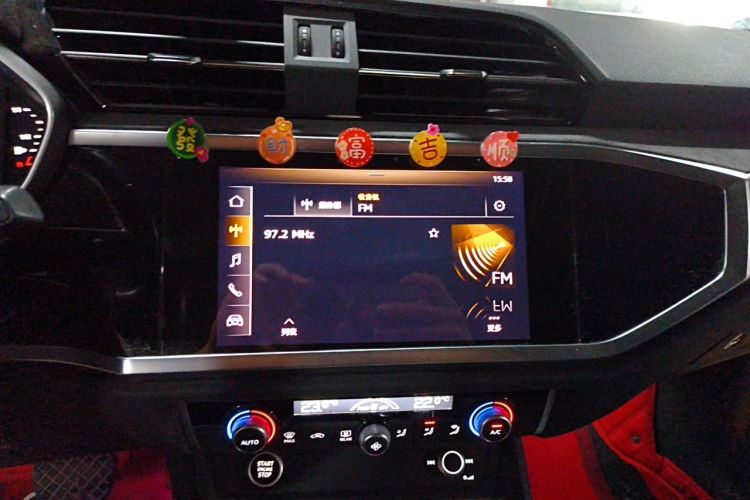 Audi Q3 2021 car image #13