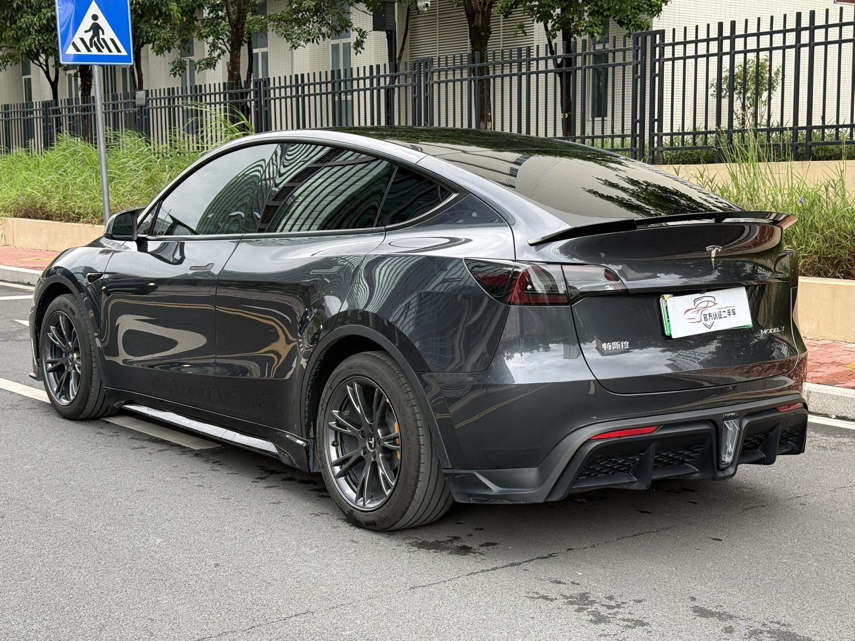 Tesla Model Y 2024 #4 Tesla Model Y 2024 car image #4