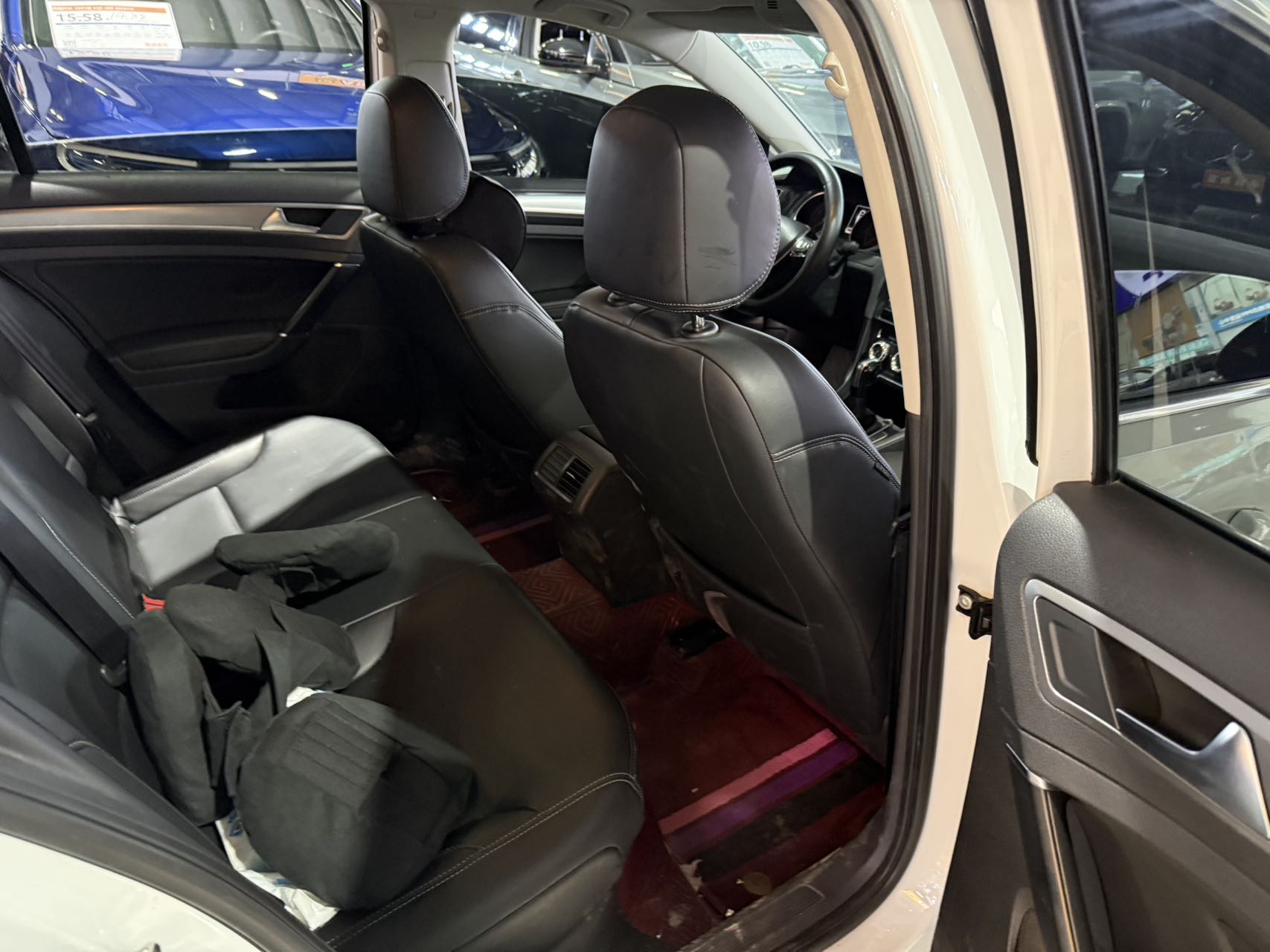 Volkswagen Golf 2018 car image #3
