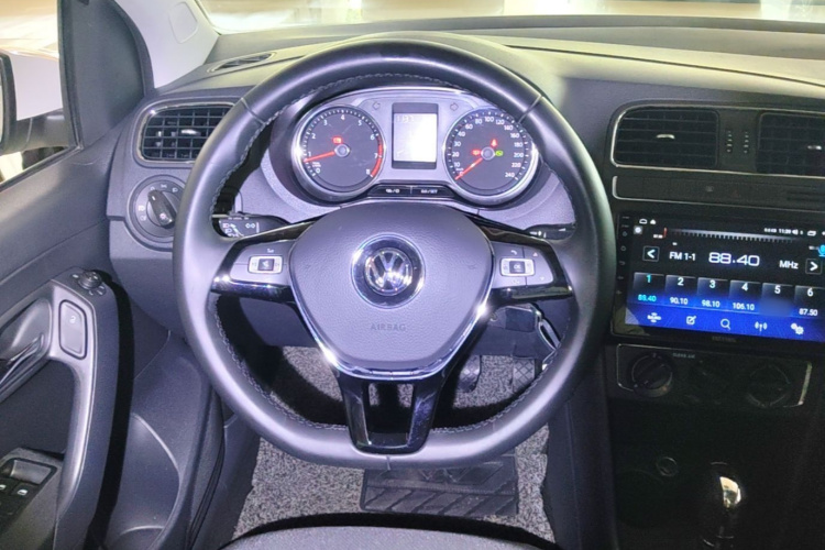 Volkswagen Polo 2016 car image #11