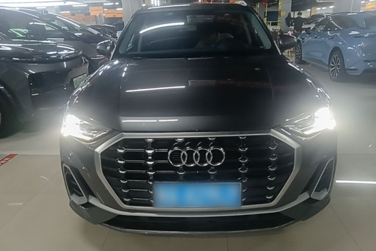 Audi Q3 2022 car image #3