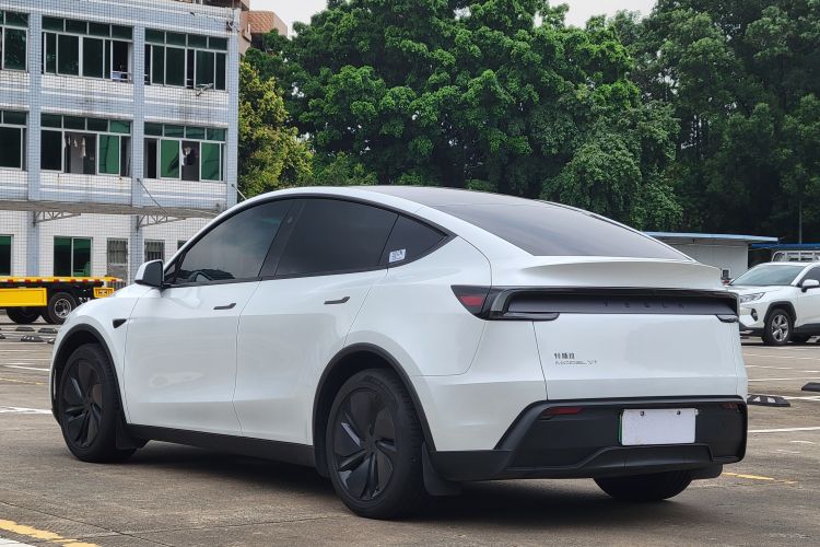 Tesla Model Y 2025 #9 Tesla Model Y 2025 car image #9