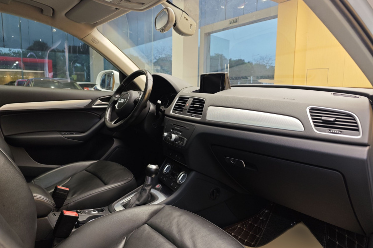 Audi Q3 2016 car image #16