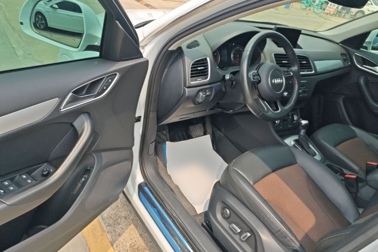 Audi Q3 2019 car image #16