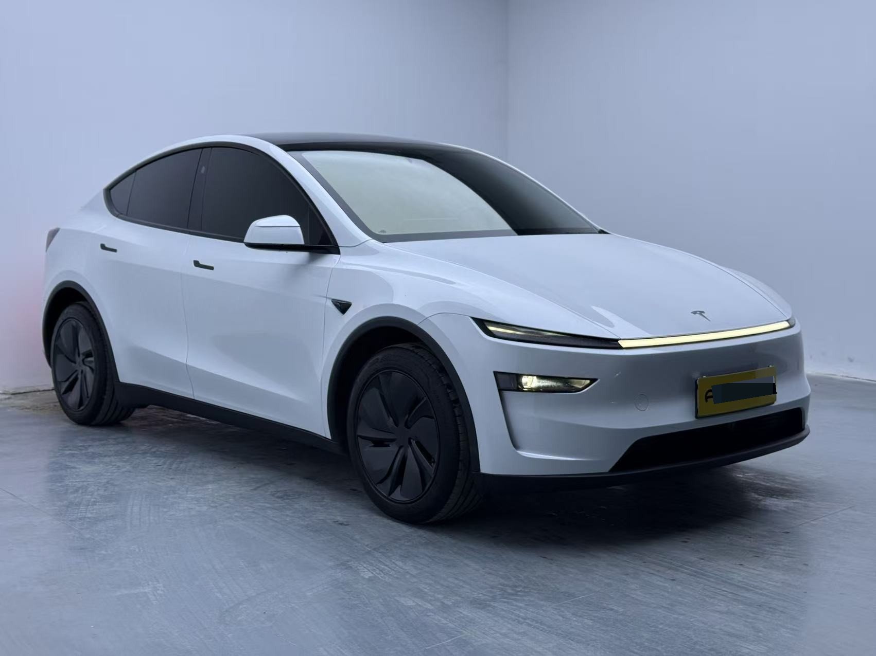 Tesla Model Y 2025 immagine di auto #3