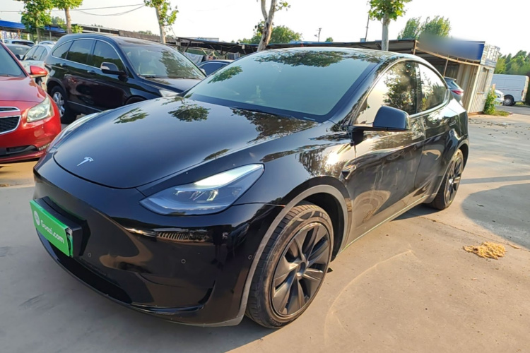 Tesla Model Y 2023 car image #2