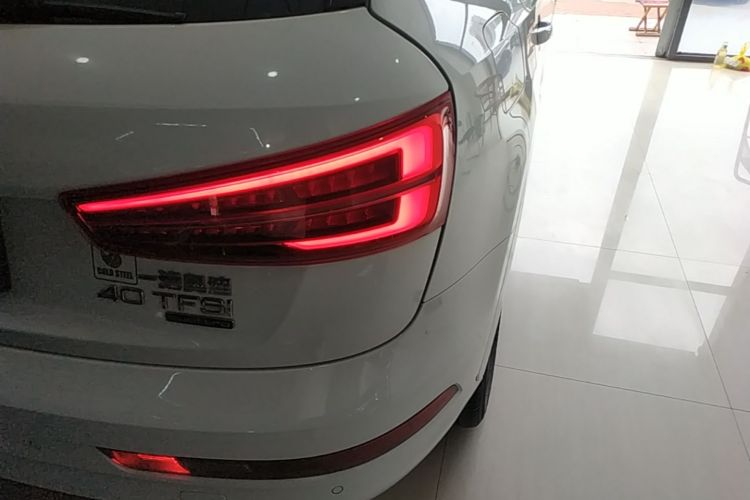 Audi Q3 2016 car image #8