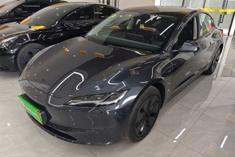 Tesla Model 3 2025 car image #2