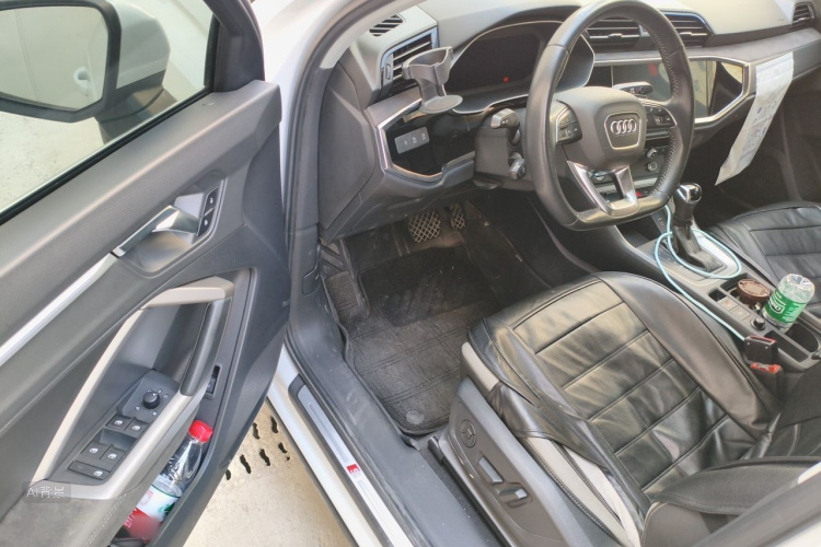 Audi Q3 2019 car image #18