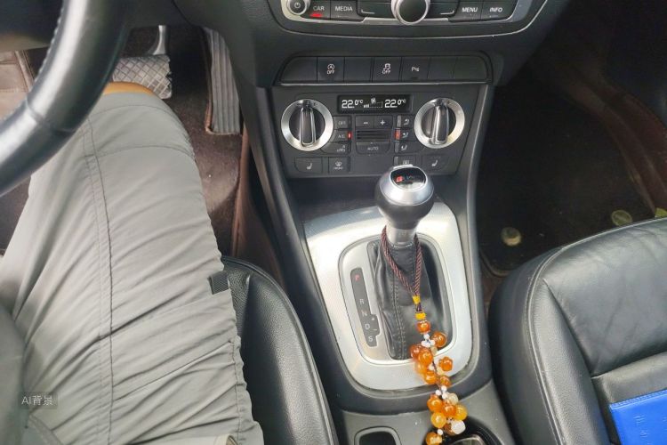 Audi Q3 2016 car image #16